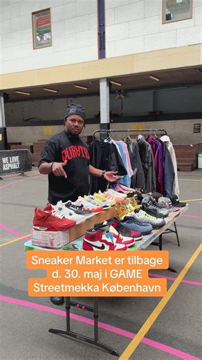 Sneaker Market er tilbage d. 30. maj i GAME Streetmekka København 🔥👟 Efter den vilde stemning sidste år gør vi det hele igen 🤩 Glæd dig til en dag fyldt med sneakers, streetwear, fede beats og gode vibes 🙌 Vil du sælge ud af din kollektion? Så kan du allerede nu sikre dig en stand for kun 200 kr. via link i bio 👀 Uanset om du kommer for at sælge, finde nye favoritter eller bare hænge ud og opleve stemningen, så glæder vi os til at se jer 💥 📅 Lørdag d. 30. maj ⏰ Kl. 10.00–16.00 🎟️ Gratis 
