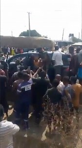 🚨 ANTHONY JOSHUA BLESSÉ DANS UN ACCIDENT DE LA ROUTE MORTEL ! Le boxeur a été impliqué dans un grave accident de la route au Nigéria 🇳🇬, où il se trouvait quelques jours après sa victoire contre Jake Paul. Le véhicule dans lequel se trouvait Joshua aurait percuté un camion stationné. Selon des informations confirmées par la BBC, deux personnes ont perdu la vie dans l'accident. Joshua s'en tire bien, il n'aurait que des blessures mineures, selon les premiers rapports. Mais il est apparu choqué