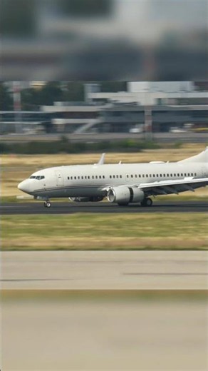 Staatsgäste am BER: Royal-Jet BBJ A6-RJK auf der Nordbahn