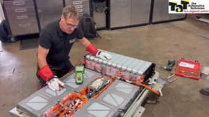 2017 Nissan Leaf battery replacement – Video 2. The team had previously diagnosed a leaking battery cell. (Click below to watch video 1). This time round they replace the faulty battery cell and insert the battery pack back into the vehicle. Click here to watch video 1 https://fb.watch/svlv-leZaJ/ | The Automotive Technician