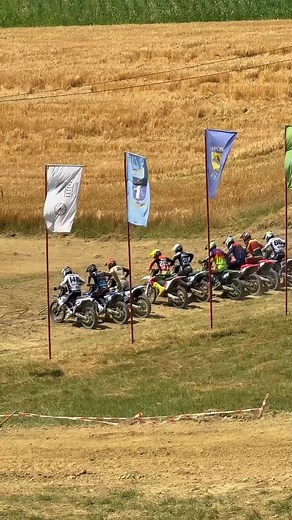 🔥 2 stroke vs 4 stroke crash 💥 #dirtbike #motocross #enduro #trail #mxgp | Mike's Bike77