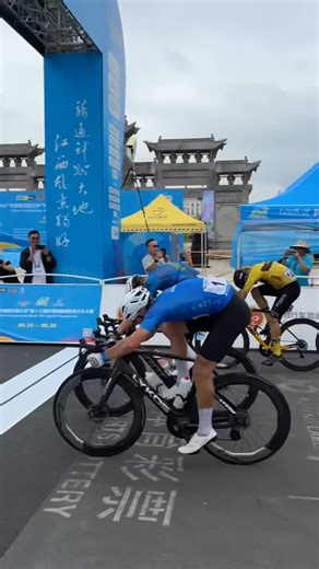 CCACHE x BODYWRAP on Instagram: "Cam Scott wins stage 6 of Tour of Poyang Lake on the photo 📸💚💙"