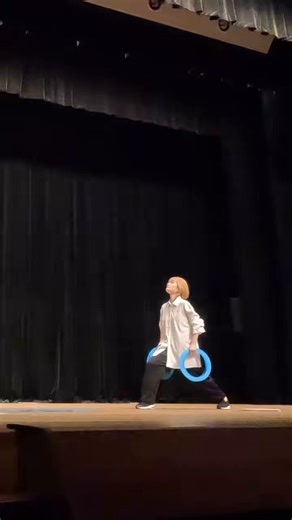 関西・九州・中部学生ジャグリング大会ありがとうございました！6rフラッシュ、本番一発成功✨(通し練でも一発ではできなかった)無所属で公共施設に1人引きこもって独学でやっていたポンコツな私が1年でここまでいけると思ってなかった難易度は分からないけど苦戦し負傷もしたから達成感すごい