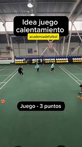 🔥⚽ Calentar bien es empezar a entrenar mejor Este ejercicio de calentamiento no es solo para “entrar en calor” 🧠💪 Es el primer paso para preparar el cuerpo y la mente para la sesión. 🔹 ¿Qué trabajamos con esta idea? ✅ Activación muscular general ✅ Coordinación y movilidad ✅ Atención, reacción y toma de decisiones 👶⚽ En fútbol base: 📌 Aprenden jugando 📌 Se activan sin cargas innecesarias 📌 Mejoran la reacción sin balón 🧑⚽ En fútbol adulto: 📌 Prevención de lesiones 📌 Preparación neuromu