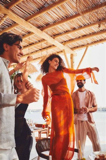 Celebrate Sundays at WHITE Beach with Mediterranean indulgence at the Bare & Chic Sunday Brunch 🥥🌴 Enjoy a curated menu, free-flowing beverages, and sun-kissed moments. Book here: https://bit.ly/3OKISxg #AtlantisThePalm #AWorldAway | Atlantis, The Palm