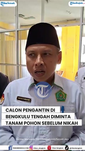 Calon Pengantin di Bengkulu Tengah Diminta Tanam Pohon Sebelum Nikah, Pilih Bambu atau Kalamansi Calon pengantin (catin) di Kabupaten Bengkulu Tengah bakal diminta menanam pohon sebelum melangsungkan akad nikah. Program tersebut akan dijalankan Kantor Kementerian Agama (Kemenag) Bengkulu Tengah bekerja sama dengan Pemerintah Kabupaten Bengkulu Tengah melalui program Kalamambu atau gerakan penanaman pohon kalamansi dan bambu. Kepala Kantor Kemenag Bengkulu Tengah, Arsan S Ibrahim, mengatakan cati