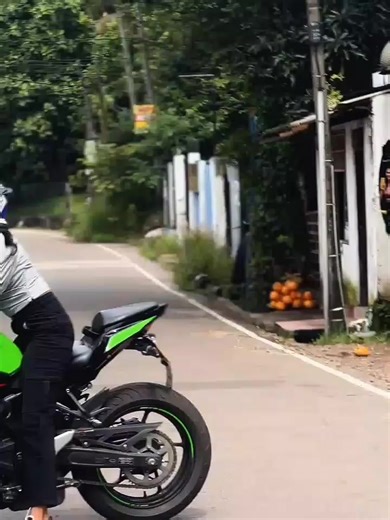 Unleashing the Unique ZX25R 🏍️💚