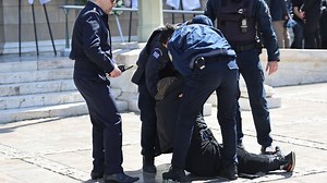 Κηδεία Μαρινέλλας: Απρόοπτο με την Ελένη Λουκά στο λαϊκό προσκύνημα - Την απομάκρυναν αστυνομικοί