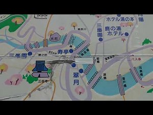 湯の山温泉駅前に立つ駅から湯の山温泉街の中心部へのルートを示した案内用地図