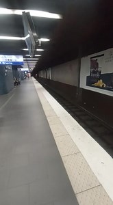 CONHEÇAM O "RER" (Réseau Express Régional) A França possui uma rede de trens de dar inveja por possuir uma vasta rede ferroviária que serve grande parte da França, a RER Inclui 5 linhas designadas por letras: A, B, C, D e E. Na imagem gravada pelo canal Trens na Europa vemos um trem regional muito comum que opera entre as cidades mais próximas da frança até sua capital. Não conhece o canal Trem Europeu? acesse para ver mais vídeos do nosso parceiro na Europa , durante a semana traremos aqui na p