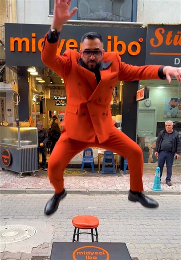 Turuncu Adam 🧡 Orange Man 🧡