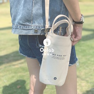「優雅的背著飲料逛街。」 大家可能很少在路上看到有人把飲料杯背在身上， 因為你可能會覺得看起來像是小學生要去遠足。 便利跟好看這兩件事， 有時候就跟魚與熊掌一樣很難兼得， 但良杯就是任性的想同時做到這兩點。 大家可能都遇過這樣的狀況， 出門手上拿著各種雜物還要提一杯飲料， 當下根本恨不得把全部東西都甩出去， 但把提袋往身上掛，或許怒火會先滅一半。 之前有人詢問小個子女生可不可以背， 現在直接海撈一位157公分的女孩來為大家示範， 什麼叫做小個子女孩的時尚ootd美學。 讓提袋取代塑膠提袋， 從基本簡單的設計，延伸出意想不到的驚喜。 對於茶編來說，它是寶藏配件， 對於你們來說，它是怎麼樣的配件呢? --- 用膩一般杯提袋，不如試試看它。 https://oolabtw.co/lkOyI ⠀⠀⠀⠀⠀⠀⠀⠀ 📍親眼看見良杯的機會 ▍台中快閃店 - 新光三越 中港店 台中市西屯區台灣大道三段301號11樓 (Uniqlo前方） ⠀⠀⠀⠀⠀⠀⠀⠀ ▍台南店 - FOCUS 時尚流行館 台南市中西區中山路166號4樓 (Focus In Select Shop) | 良杯製所 Oolab
