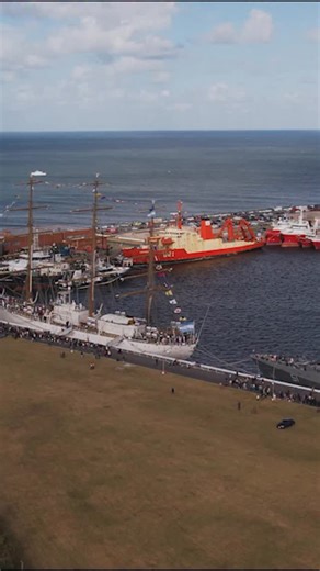 La Fragata ARA “Libertad” es furor en Mar del Plata. Miles de turistas y marplatenses de todas las edades ya se acercaron a conocer de cerca a la Embajadora de los Mares. Todos los días, de 17 a 21 hs, en la Base Naval Mar del Plata, con entrada libre y gratuita, es un paseo ideal para las vacaciones: recorrer el buque junto con el patrullero oceánico ARA “Bouchard”, conocer a su tripulación y compartir en familia. Nuestra @armadaargentinaof te espera en las jornadas de puertas abiertas hasta el