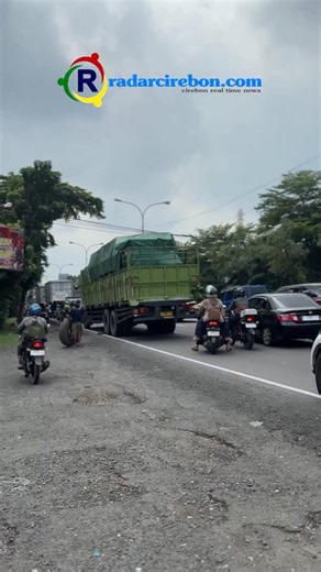 Radar Cirebon on Instagram: "Pantauan lalu lintas di Jl Brigjen Dharsono (By Pass), terlihat volume kendaraan mengalami peningkatan. Situasi masih ramai lancar. Kamis (25/12/2025). Kendaraan besar termasuk truk sumbu 3, kini banyak yang menggunakan akses Jl By Pass Kota Cirebon. Menjelang Lamer Pemuda, terjadi kepadatan karena terdapat truk tronton mengalami pecah ban. #lalulintas #natal #nataru #cirebon #radarcirebon"