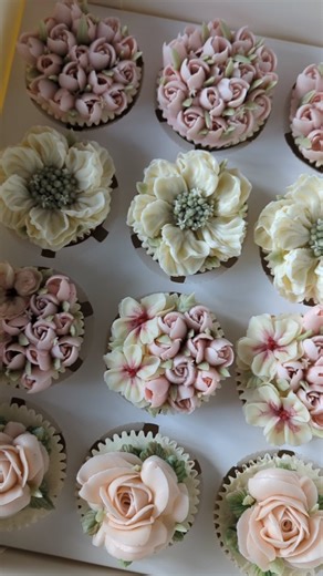 Cupcakes can be beautiful too❤️ For flower piping, I recommend using a firm recipe for the petals to be more defined. Try my Blossom Buttercream recipe! It is egg free and specially made for piping flowers. You can get the recipe , Mini Russian tips, tuned and rare piping tips, tutorials from my Etsy store https://primaroyalecakes.etsy.com 🌹 . i am a cake decorator at a bakery during the day and Prima Royale is my personal creative outlet. I find peace in buttercream piping, i sell specialty pi