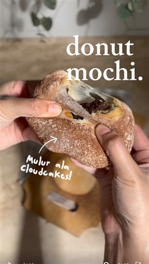 Maria Nesia on Instagram: "BERHASIL bikin donut mochi ala Cloudcakes walaupun sempat meragukan diri gw sendiri, tapi thanks to @zetablancoka @enyablanco @mito.id Hand Mixer MX10 karena #MITOMadeEasy BAHAN DONAT : • 250 gr Tepung protein tinggi • 6 gr Ragi instan • 3gr garam • 35 gr Gula pasir • 1 sdm susu bubuk • 1 Telur • 125 ml Susu dingin • 30 gr Mentega tawar BAHAN MOCHI : • 120 gr tepung beras ketan • 10 gr maizena • 30 gr gula pasir • 2 cubit garam • 1/2 sdt vanilla • 180 gr susu cair • 20