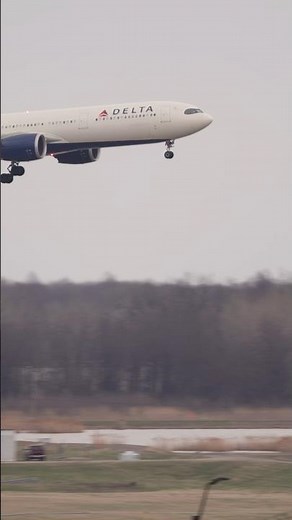 Delta A330 landing from Amsterdam at Detroit Metro Airport. #aviation #deltaairlines #planespotting