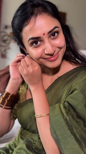 Janani Ashok Kumar on Instagram: "Ganesha happy Naanum happy 😊🌝✨💫🦋🙏🏼"