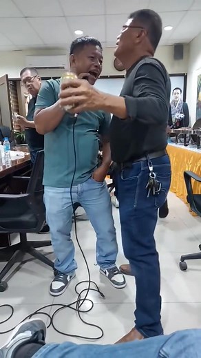 "Tawanan lang ang Problema"Hayahaya aning Media nimu mayor PALDO pa sa Kwarta sa katawhan. Nagtagay-tagay lang sa City hall🤦 7million matag tuig? Naa pa'y Patatas COS sa City hall?unsay PULOS aning mga tawhana?? Nagkadaghan ang buwisan UG nagkadagku tapos ani makita sa katawhan?! Wala pa makita ning uban project sa syudad nga Substandard tapos million2 KANTIDAD. Mao diay ang panghitabu na KREMIN Normal lang kaayu sainyuha,mga media nimu naa ni NTC permit? Bussines Permit? Naa nani Radio Station