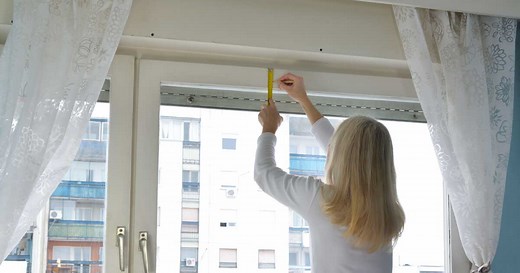 Comment fixer une tringle à rideaux sans percer ?