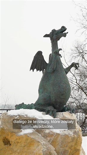 Poznajcie Smoka z Nowej Huty! 🐲 Nowa atrakcja turystyczna Krakowa! Smok ważący około 150 kg z brązu właśnie znalazł nowy dom na Rynku Nowohuckiego Centrum Kultury. Posadzony na potężnym wapiennym głazie, teraz strzeże Łąk Nowohuckich – idealnego miejsca na spacer i zdjęcia. Rzeźba powstała wiele lat temu, była nieco zniszczona, ale dzięki renowacji artysty Jana Tutaja od grudnia 2025 roku prezentuje się w pełnej krasie. 📍 Jeśli odwiedzacie Nową Hutę, koniecznie zajrzyjcie na Rynek NCK i poznaj
