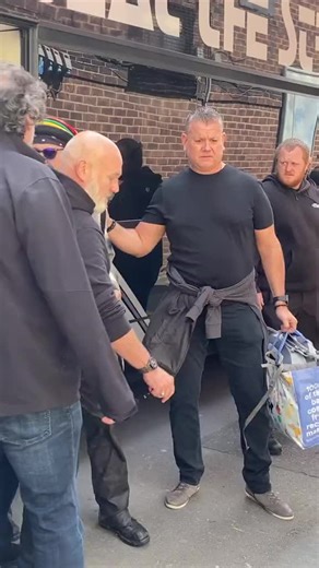 #jhonnydepp #celebritytiktok #redcarpet #autograph #signing I’mJohnny Depp and I truly love my fans. I love connecting with people and making others happy. I’m not always fast to reply, but when I’m free, I’ll answer you. If you want to talk to me, you’re always welcome. I enjoy meeting people in public, sharing laughs, and doing little things to make people smile. I love people so much, and I really appreciate every bit of support you give me. It means a lot. Thank you all for your love and sup