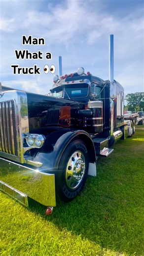 Flawlessly restored vintage Peterbilt 359 😎