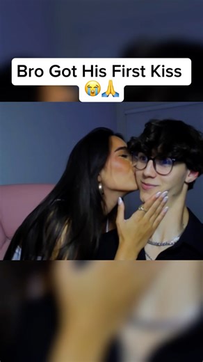 I Got My First Kiss On Stream 😍 #clips #rizz #funny #twitch #shorts