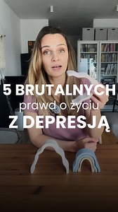 A jeśli to nie lenistwo… tylko depresja? Są osoby, które żyją z depresją i nawet o tym nie wiedzą. Bo depresja nie zawsze wygląda tak, jak myślisz. Nie zawsze to łzy, brak pracy czy dni spędzone w łóżku. Czasem depresja ubiera się, wychodzi z domu i się uśmiecha. A potem wraca i czuje pustkę. 💭 Jak może wyglądać depresja? ➖ Budzisz się i czujesz ciężar jeszcze zanim otworzysz oczy ➖ Wstanie z łóżka, zrobienie śniadania, prysznic – to już za dużo ➖ Odwołujesz spotkania, nie dlatego że nie chcesz