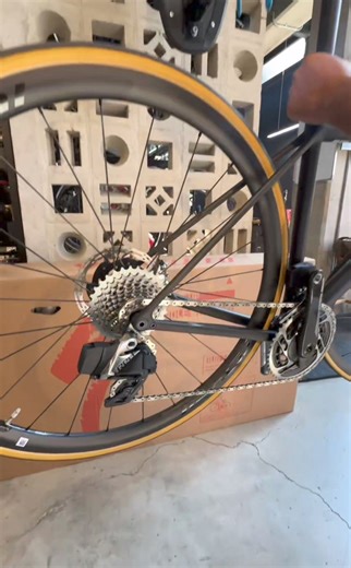 Specialized Athos 🔥🔥 Credit video 📸: loves bike 🚴‍♂️ iscriviti Subito al nostro canale Youtube 👇👇 https://www.youtube.com/@cicloturismo | Sport Ciclismo