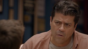 3.4M views · 74K reactions | Como el "amor de la vida" de Fran sigue sin llegar, deciden entretener al chamaco con una partida de FIFA. Paco es igual de malo que en la vida real #NocheDeBuenas #40y20 | Televisa Comedia | Facebook