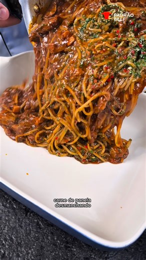 Simplesmente a melhor massa dos últimos tempos! O passo a passo está no vídeo, em apenas um minuto e meio. 🚨 ingredientes aqui 👇 1 kg de carne de panela em Cubos (Eu utilizo sempre da Padrão Beef) Sal, pimenta e azeite 1 cebola roxa picada Alho poro Cenoura (ajuda tirar acidez do molho) Bacon em cubos (150g aprox.) 4 dentes de alho picados 1 colher de manteiga 2 cervejas preta 600g passata de tomate 500g de espaguete A receita rende até 6 porções. Deixei na pressão por aproximadamente 35min. D