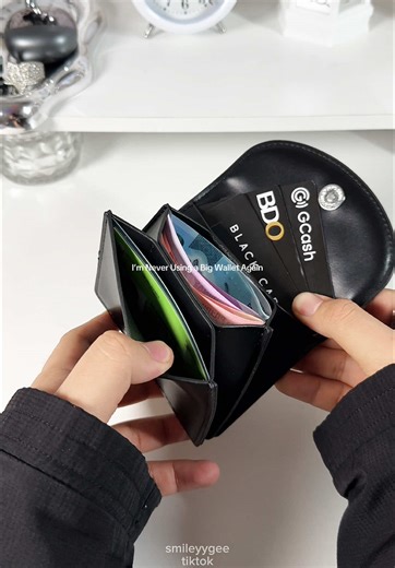 Discover the Benefits of a Mini Compact Wallet