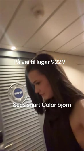 Utforsker Color Fantasy: Reise til lugar 9229