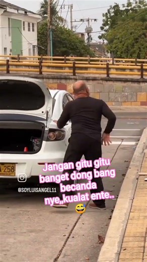 emang agak laen , becanda nye orang luar ye..😂