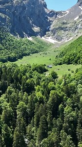 50K views · 278 reactions | Trek de bergen in en ontdek de geheimen van de prachtige Val d’Aran ⛰️✨ Klim naar de toppen, fiets door ongerepte valleien en adem de vrijheid van de zomer. Of je nu houdt van hiken, mountainbiken, paardrijden of gewoon genieten van bergweides en rivieren, hier beleef je de natuur in zijn meest pure vorm ‍♀️  Val d'Aran #inLOVEwithCatalonia #catalunyaexperience | Catalunya Experience | Facebook
