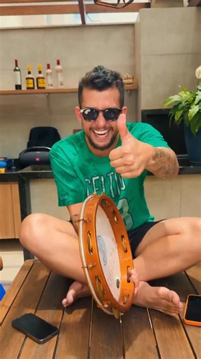 Largadão | pagode mineiro raiz on Instagram: "Pode falar a verdade: vcs amam uns pagodinhos desses né?!🥰🙈 Então já sente esse clima, respira fundo e segura a ansiedade pq o fds tá logo ali e o clima de carnaval já tá dominando a atmosfera!!🤩🔥 👀Ah, e só pra gente não esquecer: qual pagode vc gostaria de ver na pegada do Largadão?🎵❤️"