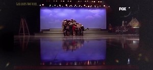 Para dejar por un momento de lado nuestra tristeza, vean este video de una de mis performance favoritas de la serie ❤️ Personalmente es mi favorita porque mis personajes favoritos tienen las voces principales: Santana Quinn Mercedes Finn Sam y cantan todos lo que la hace más perfecta💫 | Glee lovers fans 4ever