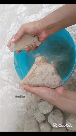 soft mud crumbling in water #fyp #mudcrumbling #cement #multanimitti #mud
