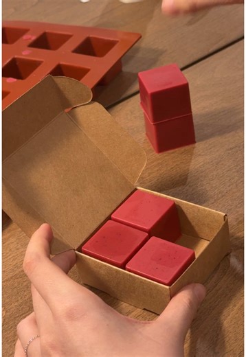 Don’t throw away your used pillar candles! ♻️✨ Here’s how to transform them into a box of wax melts in just 3 simple steps. A sustainable way to enjoy your favourite scents even longer! 🌿💛 Love candle hacks? Follow @littlelumicandlelondon for more tips, DIYs, and aesthetic candle magic! 🕯️💫