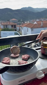 Ζουμερό ψαρονέφρι με δαμάσκινα, εύκολο και γρήγορο, ένα πιάτο που δείχνει γιορτινό χωρίς να σε κουράζει στην κουζίνα Ιδανική επιλογή για το χριστουγεννιάτικο τραπέζι όταν θέλεις κάτι ιδιαίτερο αλλά απλό Υλικά: 200 γρ ψαρονέφρι 50ml κόκκινο κρασί 200 ml χυμό πορτοκάλι μισό κρεμμύδι 1 κγ βαλσάμικο 1 κγ μέλι λίγο λεμόνι προαιρετικά (αν δεν το θέλετε τόσο γλυκό) αλάτι πιπέρι δεντρολίβανο Σκόρδο 5 δαμάσκηνα χωρίς κουκούτσι #dishoftheday#ψαρονεφρι #δαμασκηνα | Dish of the day•Πιάτο ημέρας