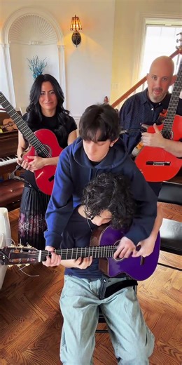 2 people playing on 1 guitar 😱 #shorts