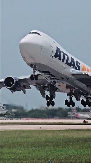 🔥Watch This Atlas Air Boeing 747-400 Take Off Up Close! ✈️ MIA. #QueenOfTheSkies#PlaneSpotting
