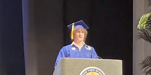 Di 'pelo rizado' cuando no puedes decir que eres gay: el discurso viral de graduación de un activista