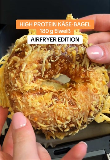 180 g Protein in diesem Teig – und du brauchst dafür nur 6 Zutaten. 😮‍🔥🥯 Diese High-Protein Käse-Bagel aus dem Airfryer sind außen knusprig, innen super fluffig und machen richtig satt. Der Magerquark sorgt für die saftige Struktur, während der geschmolzene Käse im Airfryer eine goldbraune Kruste bildet. Das Beste: Ein Bagel liefert etwa 36 g Protein. Perfekt als proteinreiches Frühstück, nach dem Sport oder als Meal-Prep-Snack. 😍 ➡️ Rezept speichern & ausprobieren! Noch mehr Airfryer-Rezept