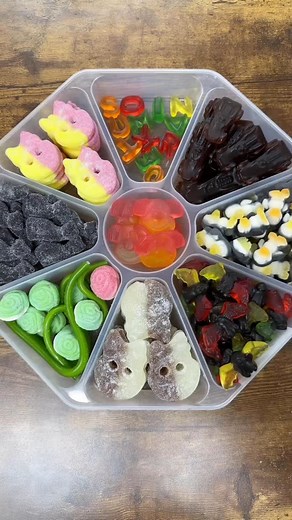 @poppincandyofficial on Instagram: "🃏🦇Let’s make a BATMAN Candy Platter!🦇🃏 #instagood #viral #satisfying #asmr #explorepage #candies #funny #platter"