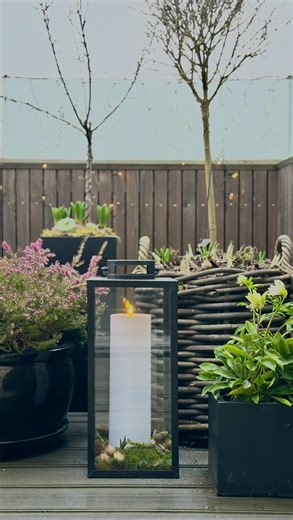 Melitza Gogios || Bolig | DIY | Rengøring | Tips & Tricks on Instagram: "DIY | Frisk dine lanterner op med et strejf af forår 🌿 Små ændringer kan gøre en stor forskel i hjemmet. Med få greb kan vinterens hygge langsomt glide over i et mere lyst og let udtryk – uden at starte helt forfra. Derfor giver jeg hvert år mine lanterner nyt liv ved at kombinere det varme, hyggelige udtryk med mere lette og forårsfriske elementer 🌿🕯️ 🌱 Jeg har genbrugt pude mos og husløg fra julen. 🌷 Tilføjet små hya