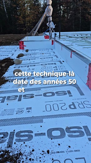 Comment protéger votre dalle du gel ? Saviez-vous qu’une simple couche de polystyrène de 4 pieds à l’extérieur du bâtiment peut faire toute la différence? Cette isolation périphérique empêche le froid de pénétrer sous la dalle, éliminant les risques de soulèvement par le gel et gardant le sol sec et stable toute l’année. Une solution simple, efficace et conforme aux normes de performance énergétique. | Iso-Slab