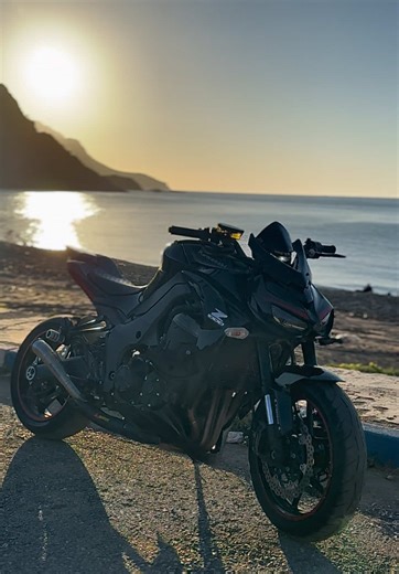 Kawasaki Z1000: Potente Moto Deportiva