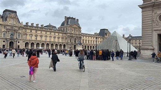 Two more suspects charged over Louvre jewel theft